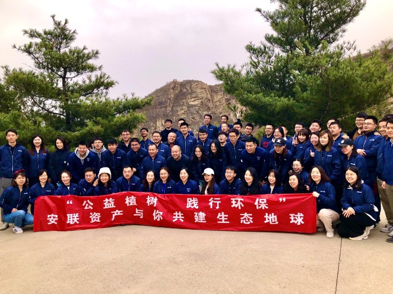 一群人在广场上

描述已自动生成