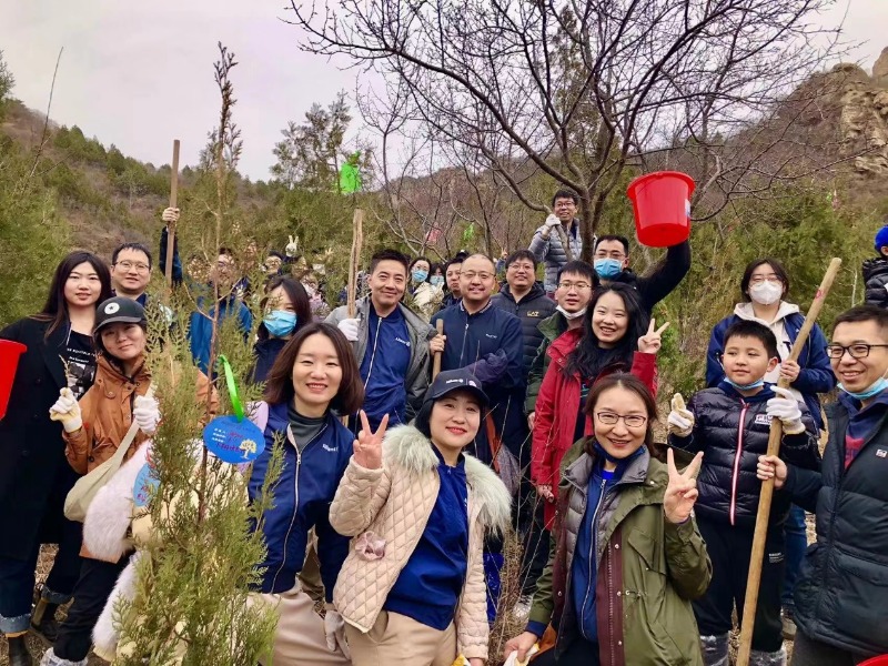 一群人在拍照

描述已自动生成