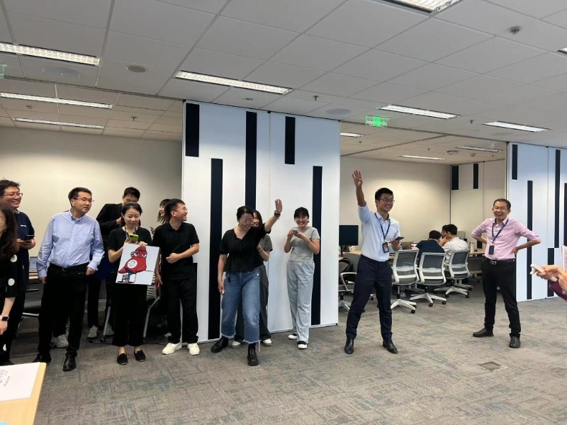 一群人站在房间里

描述已自动生成