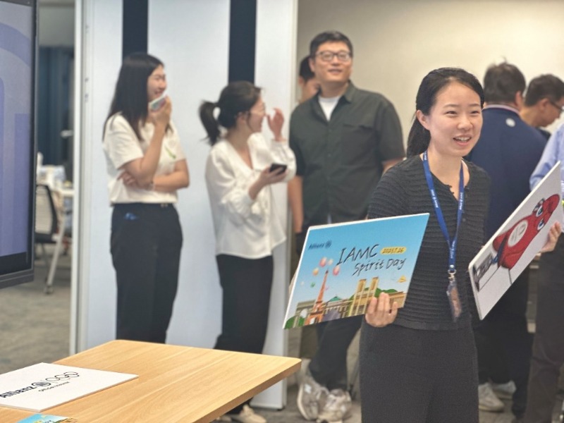 一群人站在台上演讲

描述已自动生成