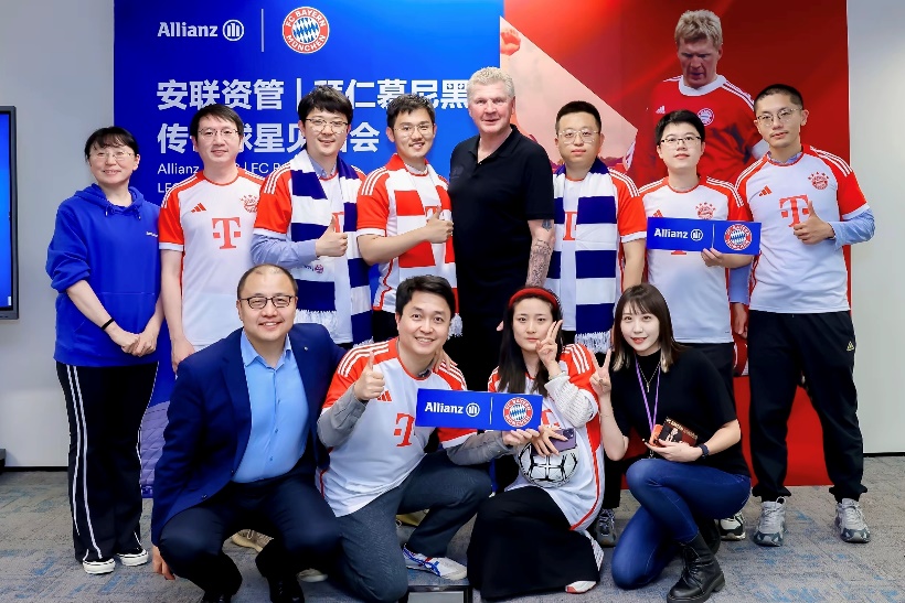 一群穿着蓝色衣服的人

描述已自动生成